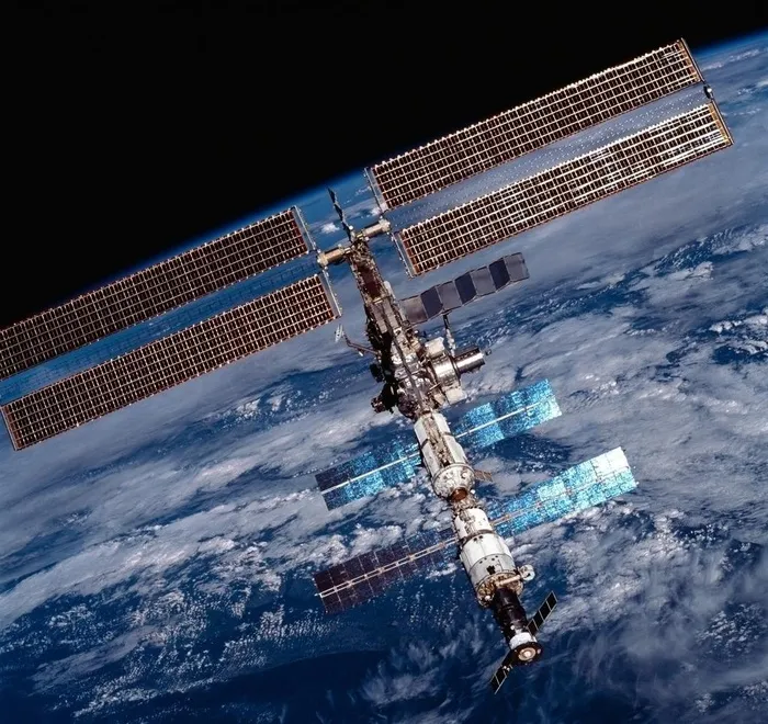 太空中的打开太阳能接收器的卫星图片