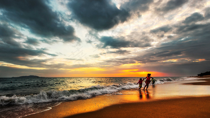 高清夕阳下的海滩美景图片