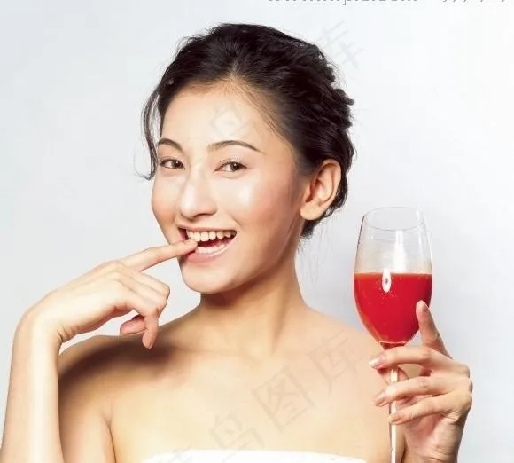 美女咬手指图片