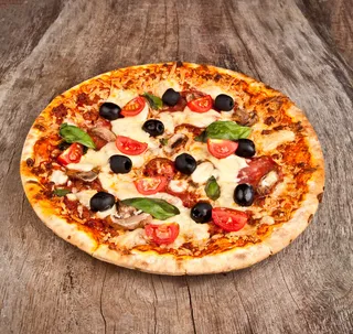 直接放在木板上的披萨