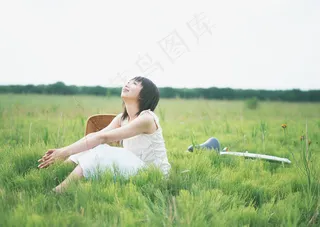 坐在草地上的美女图片