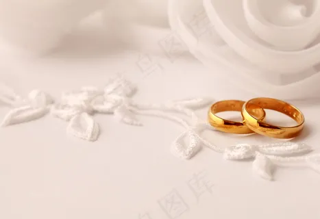 温馨背景与戒指图片
