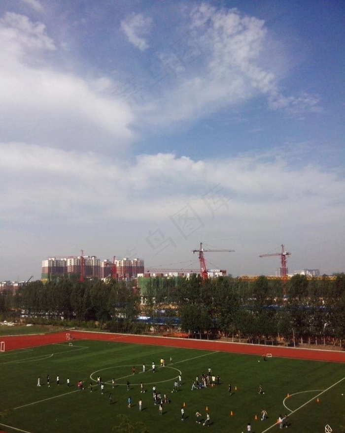 蓝天操场图片