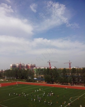 蓝天操场图片