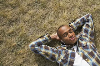 躺在草地上的男人图片