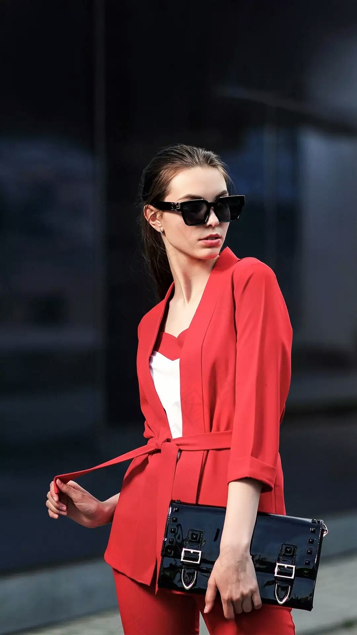 拿着包包的外国美女高清摄影图片