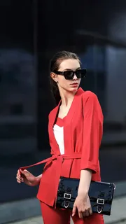 拿着包包的外国美女高清摄影图片