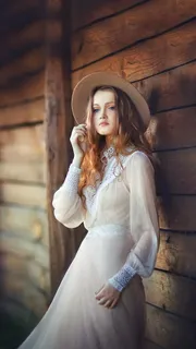 穿着纱裙戴着帽子的外国美女高清摄影图片