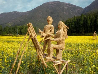 油菜田及创意稻草人图片