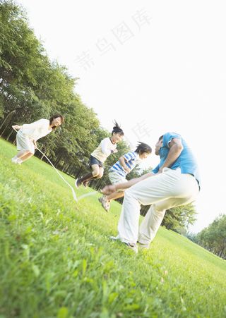 草坪上跳绳的一家人图片