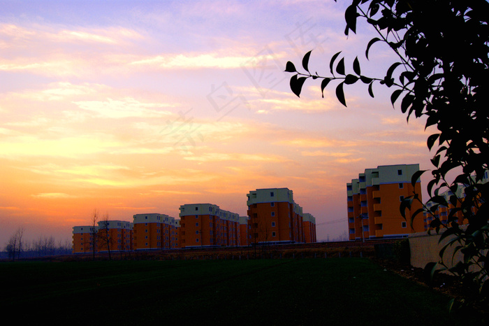 夕阳下的城市小区图片