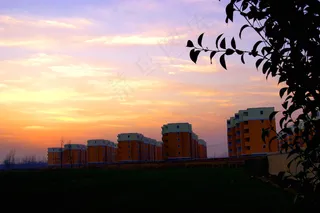 夕阳下的城市小区图片
