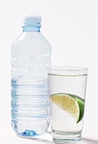 矿泉水瓶 玻璃杯图片