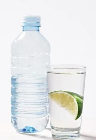 矿泉水瓶 玻璃杯图片