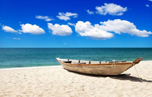 停在沙滩上的船