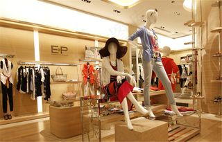 ep雅莹成都店橱窗展示图片