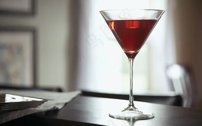 高脚红酒酒杯图片