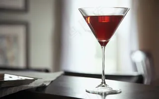 高脚红酒酒杯图片