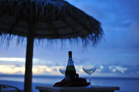 星空下的高脚杯图片