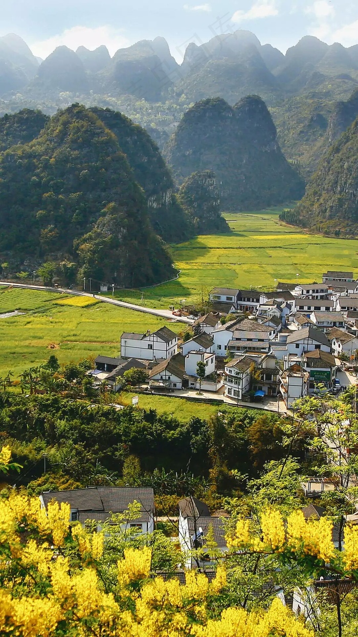 环山峻岭下的村庄高清摄影图片