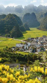环山峻岭下的村庄高清摄影图片 环山峻岭下的村庄高清摄影图片