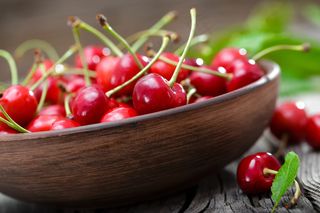 木碗里的樱桃