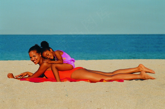 海滩上的母女图片