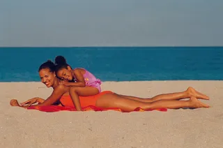 海滩上的母女图片