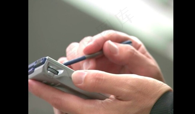 女白领玩手机发短信高清实拍视频素材