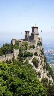悬崖峭壁上的城堡高清摄影图片