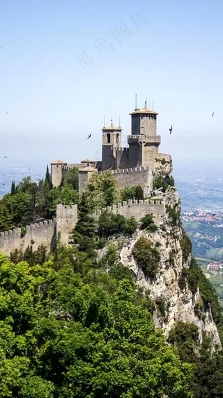 悬崖峭壁上的城堡高清摄影图片