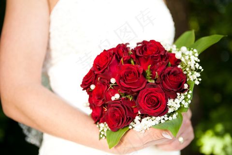 拿花束的新娘