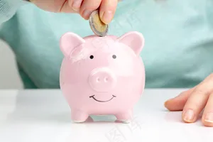 手拿储钱罐金币货币 理财保障商务金融财富增长主题