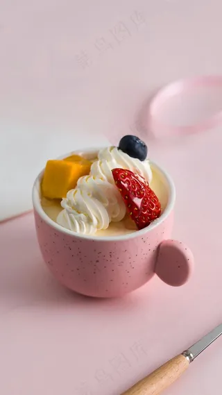 草莓冰淇淋高清摄影图片