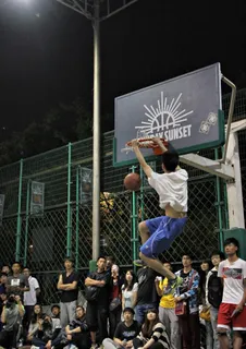 北京街头篮球扣篮高清图片