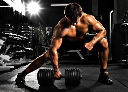 提起哑铃的肌肉男图片