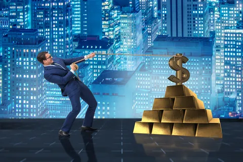手拿储钱罐金币货币 理财保障商务金融财富增长主题 手拿储钱罐金币货币 理财保障商务金融财富增长主题