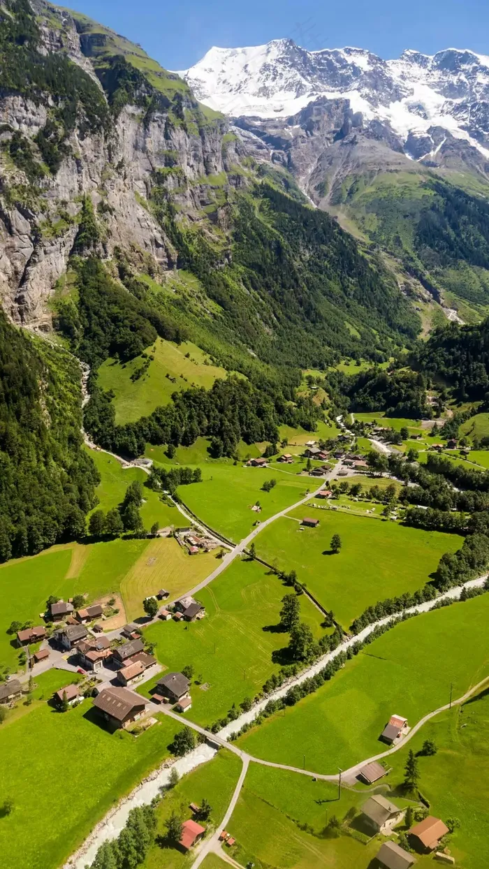 雪山下的城镇高清摄影图片