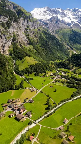 雪山下的城镇高清摄影图片