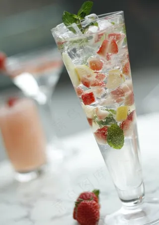 草莓鸡尾酒图片