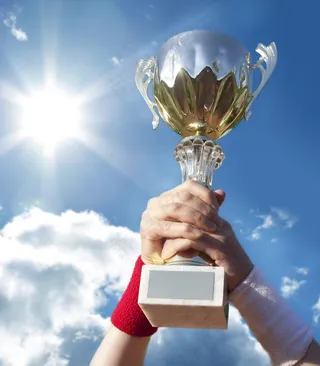 捧起奖杯图