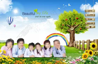 趴在草地上的一家人