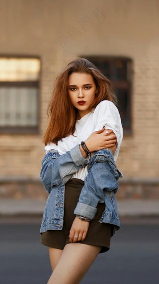 穿牛仔衣的外国美女高清摄影图片 