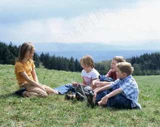 坐在草地上的儿童图片