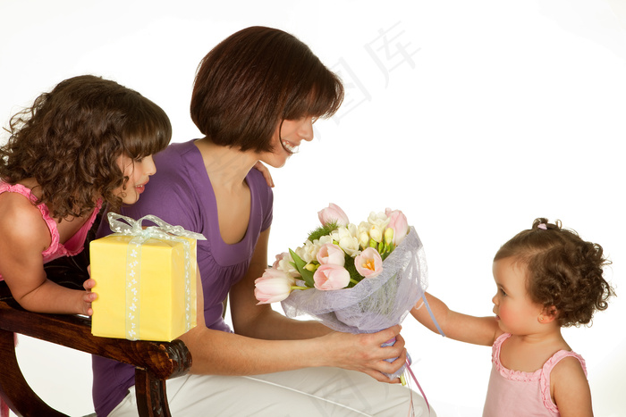 外国宝宝给妈妈送花