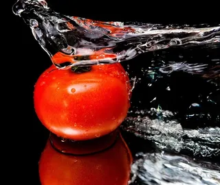 水中的西红柿图片