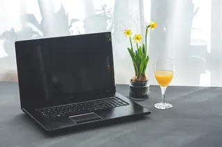 笔记本电脑和果汁