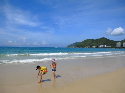 海边嬉戏的儿童图片