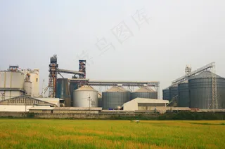 草地上的钢铁厂图片