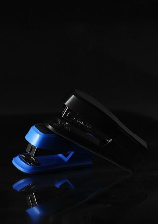 创意摄影订书机图片